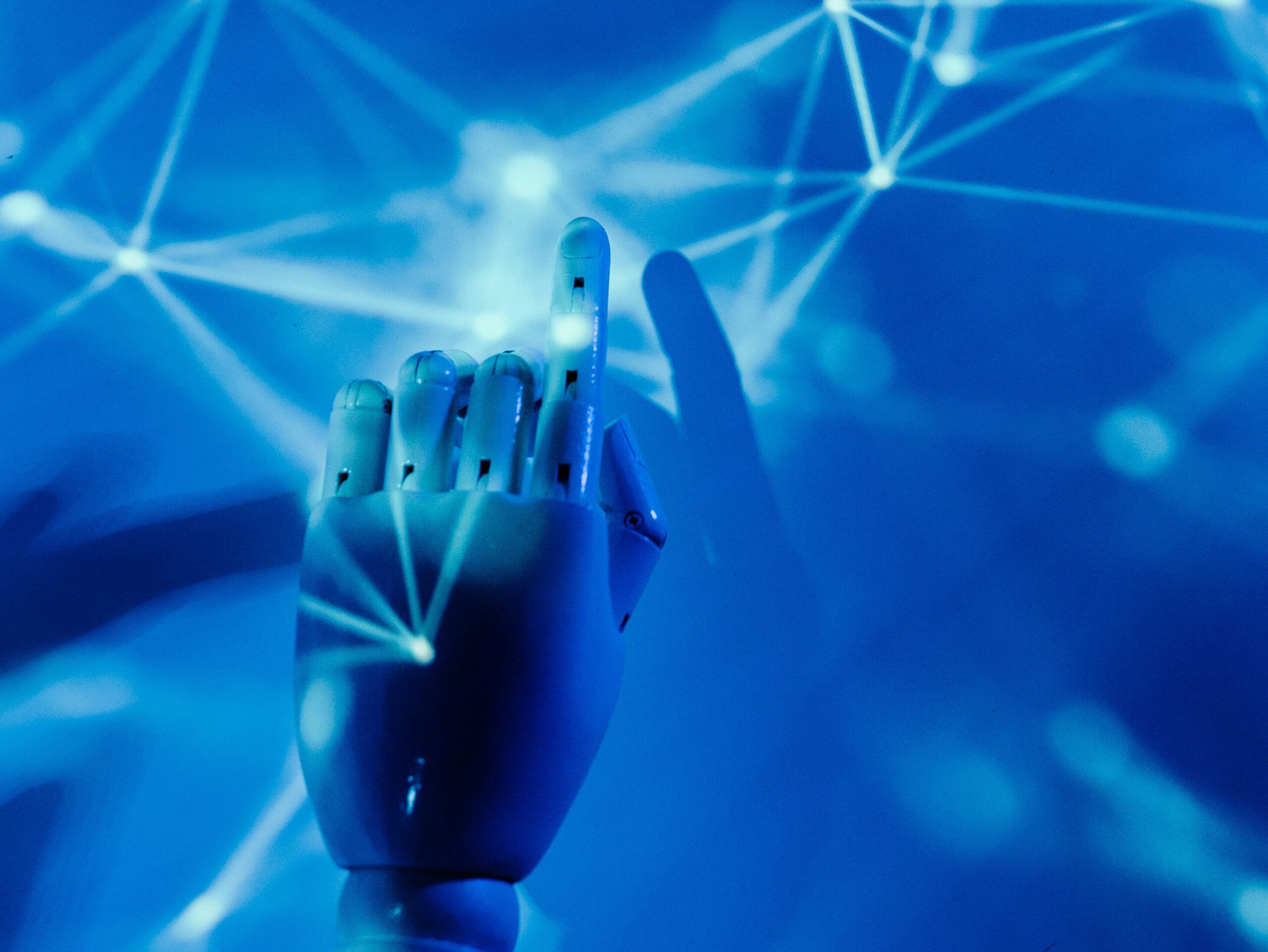 KI-Technologie mit digitaler Vernetzung und Roboterhand